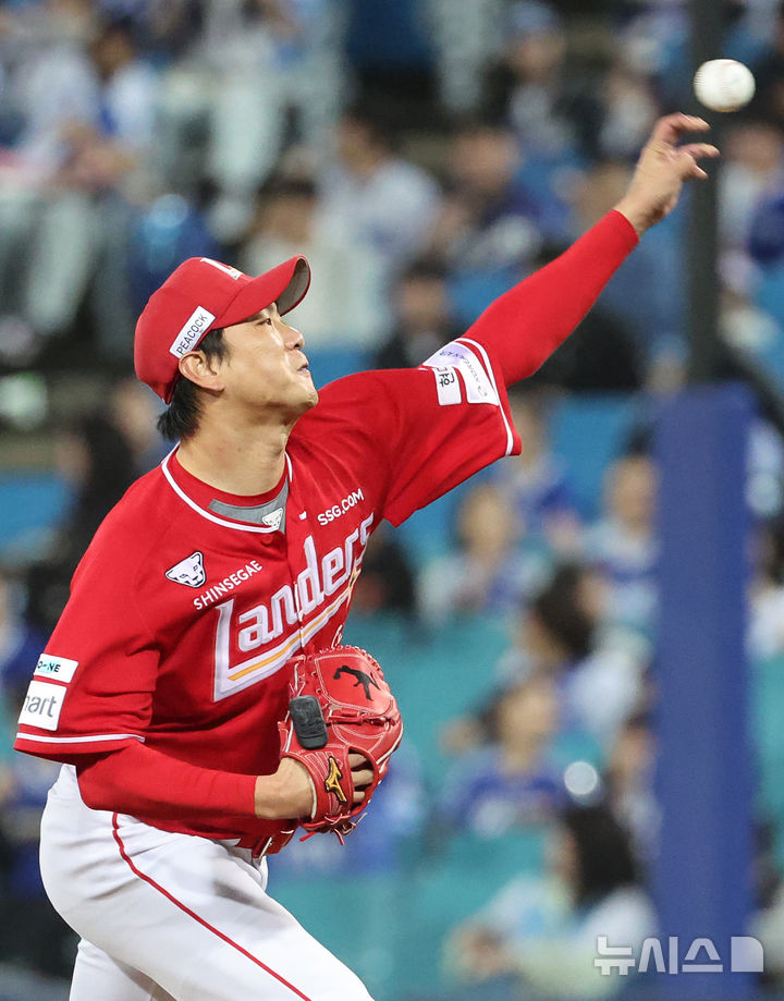 [대구=뉴시스] 이무열 기자 = 14일 대구 수성구 삼성라이온즈파크에서 열린 2025 신한 SOL 뱅크 KBO 포스트시즌 준플레이오프 4차전 SSG 랜더스와 삼성 라이온즈의 경기, 1회말 SSG 선발투수 김광현이 공을 던지고 있다. 2025.10.14. lmy@newsis.com