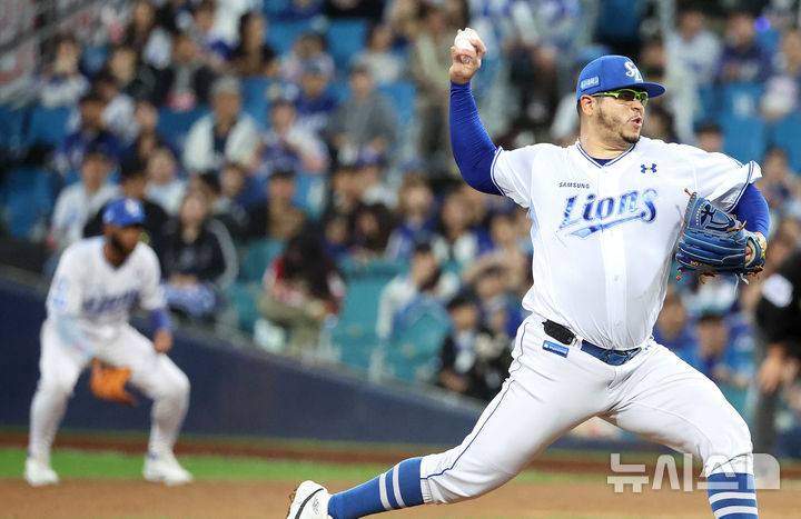 [대구=뉴시스] 이무열 기자 = 14일 대구 수성구 삼성라이온즈파크에서 열린 2025 신한 SOL 뱅크 KBO 포스트시즌 준플레이오프 4차전 SSG 랜더스와 삼성 라이온즈의 경기, 1회초 삼성 선발투수 후라도가 공을 던지고 있다. 2025.10.14. lmy@newsis.com