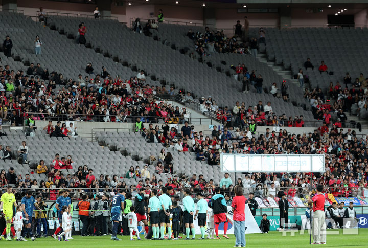 [서울=뉴시스] 이영환 기자 = 14일 오후 서울 마포구 서울월드컵경기장에서 열린 하나은행 초청 축구국가대표팀 친선경기 대한민국과 파라과이의 경기, 양팀 선수들이 입장하는 가운데 관중석에 빈자리가 보이고 있다. 2025.10.14. 20hwan@newsis.com