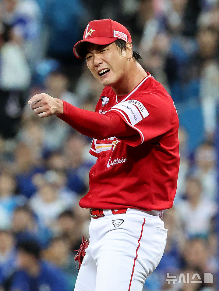 [대구=뉴시스] 이무열 기자 = 14일 대구 수성구 삼성라이온즈파크에서 열린 2025 신한 SOL 뱅크 KBO 포스트시즌 준플레이오프 4차전 SSG 랜더스와 삼성 라이온즈의 경기, 3회말 1사 주자 1,2루 상황에서 SSG 김광현이 삼성 김성윤의 3루 땅볼 때 3루 베이스를 밟지 않고 2루를 선택한 3루수 최정의 플레이에 아쉬워하고 있다. 2025.10.14. lmy@newsis.com