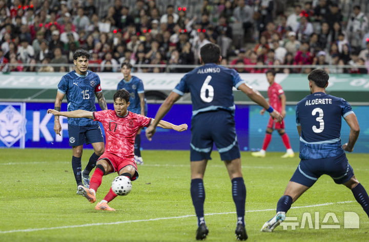 [서울=뉴시스] 김근수 기자 = 14일 오후 서울 마포구 서울월드컵경기장에서 열린 하나은행 초청 축구국가대표팀 친선경기 대한민국과 파라과이의 경기. 전반 대한민국 엄지성이 선취골을 넣고 있다. 2025.10.14. ks@newsis.com
