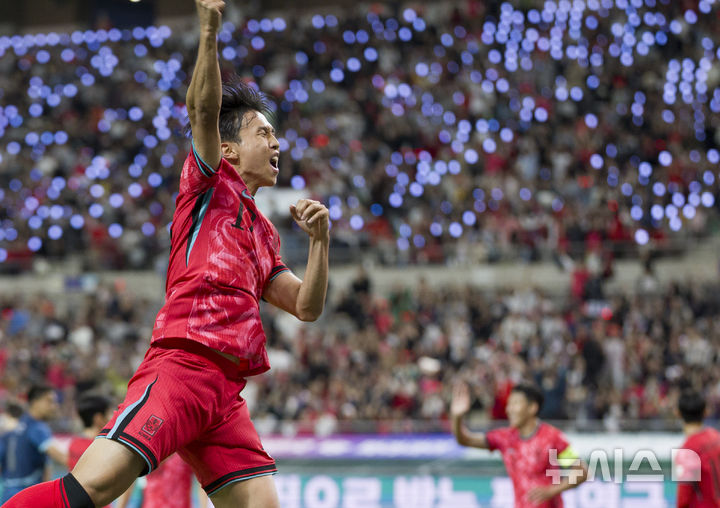 [서울=뉴시스] 김근수 기자 = 14일 오후 서울 마포구 서울월드컵경기장에서 열린 하나은행 초청 축구국가대표팀 친선경기 대한민국과 파라과이의 경기. 전반 대한민국 엄지성이 선취골을 뽑아내고 세리머니를 하고 있다. 2025.10.14. ks@newsis.com