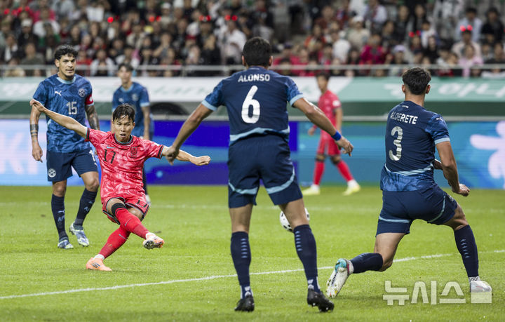 [서울=뉴시스] 김근수 기자 = 14일 오후 서울 마포구 서울월드컵경기장에서 열린 하나은행 초청 축구국가대표팀 친선경기 대한민국과 파라과이의 경기. 전반 대한민국 엄지성이 선취골을 뽑아내고 있다. 2025.10.14. ks@newsis.com