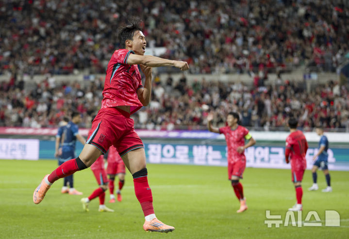 [서울=뉴시스] 김근수 기자 = 14일 오후 서울 마포구 서울월드컵경기장에서 열린 하나은행 초청 축구국가대표팀 친선경기 대한민국과 파라과이의 경기. 전반 대한민국 엄지성이 선취골을 뽑아내고 세리머니를 하고 있다. 2025.10.14. ks@newsis.com