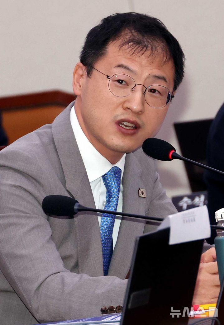 [서울=뉴시스] 조성봉 기자 = 김상욱 더불어민주당 의원이 14일 오후 서울 여의도 국회 외교통일위원회에서 열린 통일부 등에 대한 국정감사에서 질의를 하고 있다.2025.10.14. suncho21@newsis.com