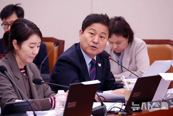 [서울=뉴시스] 조성봉 기자 = 김영배 더불어민주당 의원이 14일 오전 서울 여의도 국회 외교통일위원회에서 열린 통일부 등에 대한 국정감사에서 질의를 하고 있다.2025.10.14. suncho21@newsis.com