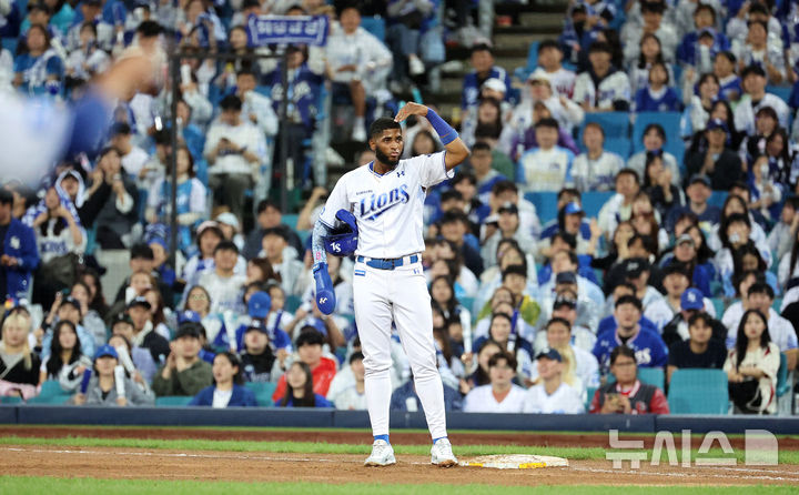 [대구=뉴시스] 이무열 기자 = 14일 대구 수성구 삼성라이온즈파크에서 열린 2025 신한 SOL 뱅크 KBO 포스트시즌 준플레이오프 4차전 SSG 랜더스와 삼성 라이온즈의 경기, 6회말 무사 주자 1,2루 상황에서 삼성 다이즈가 1타점 적시타를 친 뒤 세리머니를 하고 있다. 2025.10.14. lmy@newsis.com