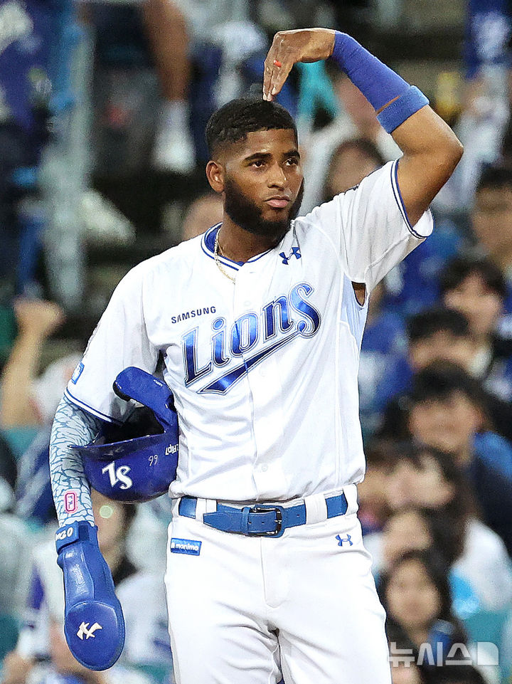 [대구=뉴시스] 이무열 기자 = 14일 대구 수성구 삼성라이온즈파크에서 열린 2025 신한 SOL 뱅크 KBO 포스트시즌 준플레이오프 4차전 SSG 랜더스와 삼성 라이온즈의 경기, 6회말 무사 주자 1,2루 상황에서 삼성 다이즈가 1타점 적시타를 친 뒤 세리머니를 하고 있다. 2025.10.14. lmy@newsis.com