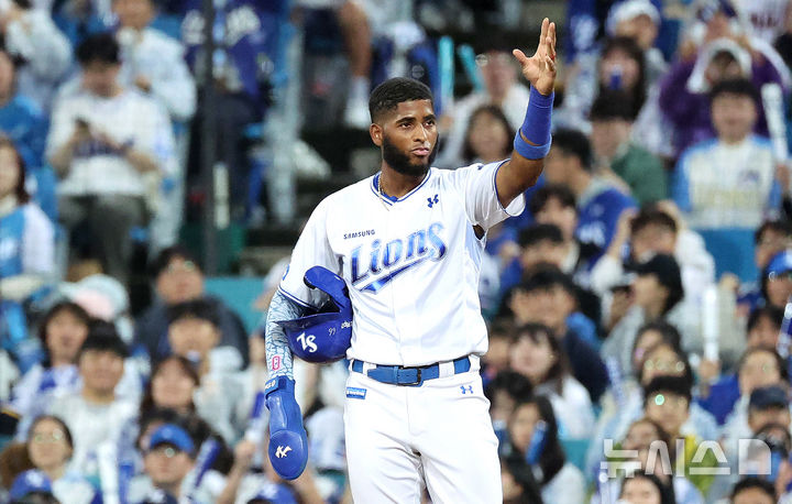 [대구=뉴시스] 이무열 기자 = 14일 대구 수성구 삼성라이온즈파크에서 열린 2025 신한 SOL 뱅크 KBO 포스트시즌 준플레이오프 4차전 SSG 랜더스와 삼성 라이온즈의 경기, 6회말 무사 주자 1,2루 상황에서 삼성 다이즈가 1타점 적시타를 친 뒤 기뻐하고 있다. 202510.14. lmy@newsis.com