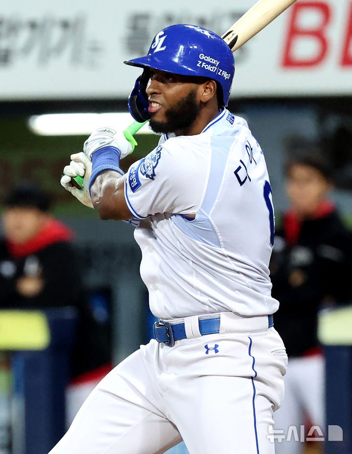 [대구=뉴시스] 이무열 기자 = 14일 대구 수성구 삼성라이온즈파크에서 열린 2025 신한 SOL 뱅크 KBO 포스트시즌 준플레이오프 4차전 SSG 랜더스와 삼성 라이온즈의 경기, 6회말 무사 주자 1,2루 상황에서 삼성 다이즈가 1타점 적시타를 치고 있다. 202510.14. lmy@newsis.com