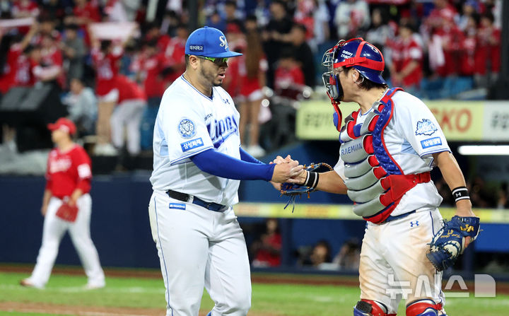 [대구=뉴시스] 이무열 기자 = 14일 대구 수성구 삼성라이온즈파크에서 열린 2025 신한 SOL 뱅크 KBO 포스트시즌 준플레이오프 4차전 SSG 랜더스와 삼성 라이온즈의 경기, 7회초 2사 주자 1루 상황에서 삼성 선발 후라도가 SSG 김성욱을 땅볼 처리한 뒤 강민호와 하이파이브 하고 있다. 2025.10.14. lmy@newsis.com