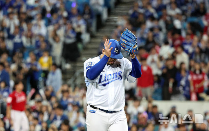 [대구=뉴시스] 이무열 기자 = 14일 대구 수성구 삼성라이온즈파크에서 열린 2025 신한 SOL 뱅크 KBO 포스트시즌 준플레이오프 4차전 SSG 랜더스와 삼성 라이온즈의 경기, 7회초 2사 주자 1루 상황에서 삼성 선발 후라도가 SSG 김성욱을 땅볼 처리한 뒤 손뼉을 치며 더그아웃으로 향하고 있다. 2025.10.14. lmy@newsis.com