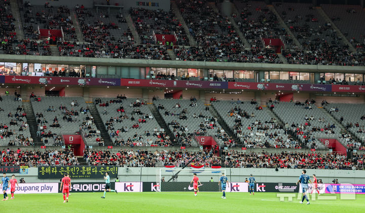 [서울=뉴시스] 이영환 기자 = 14일 오후 서울 마포구 서울월드컵경기장에서 열린 하나은행 초청 축구국가대표팀 친선경기 대한민국과 파라과이의 경기, 관중석 곳곳이 비어있다. 2025.10.14. 20hwan@newsis.com