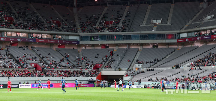[서울=뉴시스] 이영환 기자 = 14일 오후 서울 마포구 서울월드컵경기장에서 열린 하나은행 초청 축구국가대표팀 친선경기 대한민국과 파라과이의 경기, 관중석 곳곳이 비어있다. 2025.10.14. 20hwan@newsis.com
