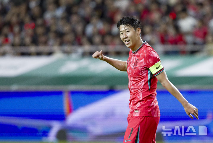 [서울=뉴시스] 김근수 기자 = 14일 오후 서울 마포구 서울월드컵경기장에서 열린 하나은행 초청 축구국가대표팀 친선경기 대한민국과 파라과이의 경기 전반 대한민국 손흥민이 황인범에게 엄지를 들어보이고 있다. 2025.10.14. ks@newsis.com