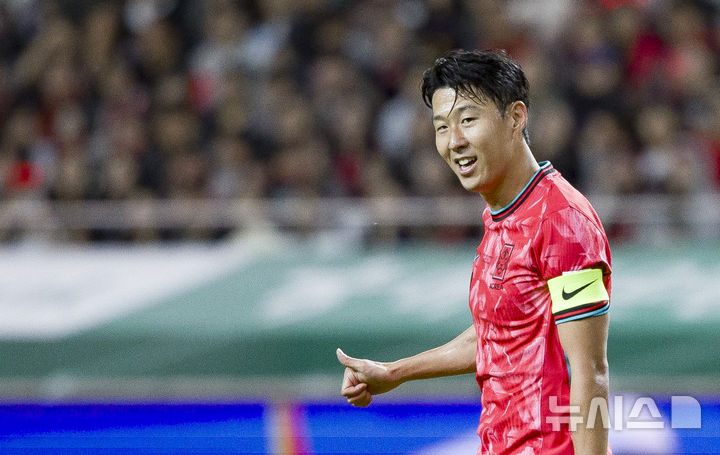 [서울=뉴시스] 김근수 기자 = 14일 오후 서울 마포구 서울월드컵경기장에서 열린 하나은행 초청 축구국가대표팀 친선경기 대한민국과 파라과이의 경기 전반 대한민국 손흥민이 황인범에게 엄지를 들어보이고 있다. 2025.10.14. ks@newsis.com