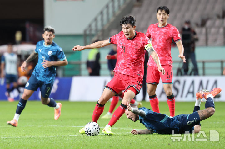 [서울=뉴시스] 이영환 기자 = 14일 오후 서울 마포구 서울월드컵경기장에서 열린 하나은행 초청 축구국가대표팀 친선경기 대한민국과 파라과이의 경기 전반전, 대한민국 김민재가 돌파 하고 있다. 2025.10.14. 20hwan@newsis.com