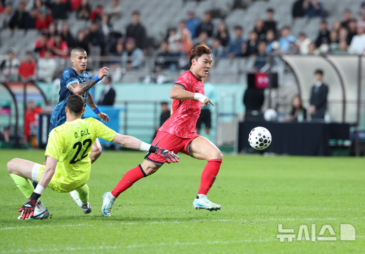 [서울=뉴시스] 이영환 기자 = 14일 오후 서울 마포구 서울월드컵경기장에서 열린 하나은행 초청 축구국가대표팀 친선경기 대한민국과 파라과이의 경기 후반전, 대한민국 오현규가 팀의 두 번재 골을 넣고 있다. 2025.10.14. 20hwan@newsis.com