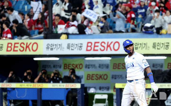 [대구=뉴시스] 이무열 기자 = 14일 대구 수성구 삼성라이온즈파크에서 열린 2025 신한 SOL 뱅크 KBO 포스트시즌 준플레이오프 4차전 SSG 랜더스와 삼성 라이온즈의 경기, 8회말 2사 주자 1루 상황에서 역전 투런 홈런을 친 뒤 세리머니를 하고 있다. 2025.10.14. lmy@newsis.com