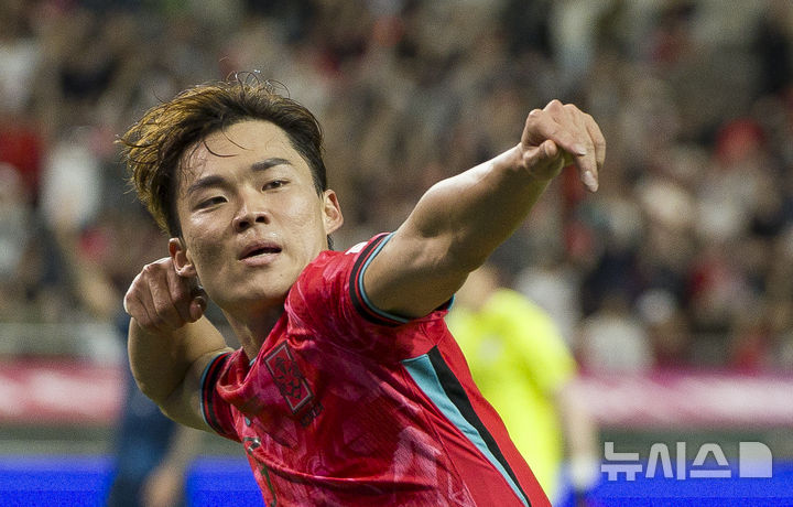 [서울=뉴시스] 김근수 기자 = 14일 오후 서울 마포구 서울월드컵경기장에서 열린 하나은행 초청 축구국가대표팀 친선경기 대한민국과 파라과이의 경기 후반 대한민국 오현규가 추가골을 넣고 세리머니를 하고 있다. 2025.10.14. ks@newsis.com