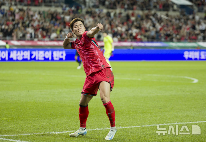 [서울=뉴시스] 김근수 기자 = 14일 오후 서울 마포구 서울월드컵경기장에서 열린 하나은행 초청 축구국가대표팀 친선경기 대한민국과 파라과이의 경기 후반 대한민국 오현규가 추가골을 넣고 세리머니를 하고 있다. 2025.10.14. ks@newsis.com