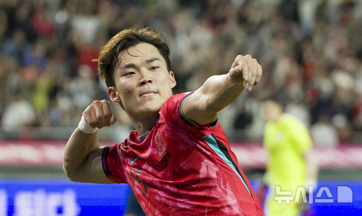 [서울=뉴시스] 김근수 기자 = 14일 오후 서울 마포구 서울월드컵경기장에서 열린 하나은행 초청 축구국가대표팀 친선경기 대한민국과 파라과이의 경기 후반 대한민국 오현규가 추가골을 넣고 세리머니를 하고 있다. 2025.10.14. ks@newsis.com