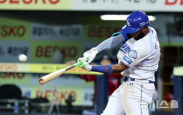 [대구=뉴시스] 이무열 기자 = 14일 대구 수성구 삼성라이온즈파크에서 열린 2025 신한 SOL 뱅크 KBO 포스트시즌 준플레이오프 4차전 SSG 랜더스와 삼성 라이온즈의 경기, 8회말 2사 주자 1루 상황에서 역전 투런 홈런을 치고 있다. 2025.10.14. lmy@newsis.com