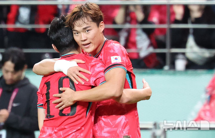 [서울=뉴시스] 이영환 기자 = 14일 오후 서울 마포구 서울월드컵경기장에서 열린 하나은행 초청 축구국가대표팀 친선경기 대한민국과 파라과이의 경기 후반전, 대한민국 오현규가 팀의 두 번째 골을 넣고 이강인과 기뻐하고 있다. 2025.10.14. 20hwan@newsis.com