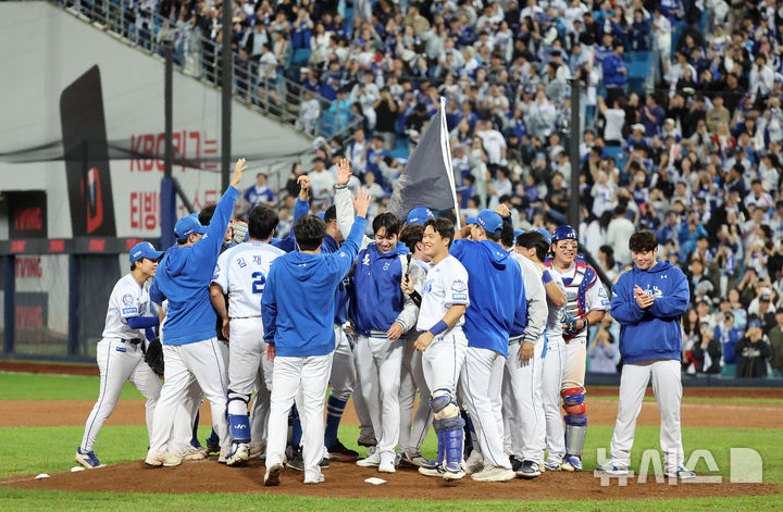 [대구=뉴시스] 이무열 기자 = 14일 대구 수성구 삼성라이온즈파크에서 열린 2025 신한 SOL 뱅크 KBO 포스트시즌 준플레이오프 4차전 SSG 랜더스와 삼성 라이온즈의 경기, 2-5로 승리한 삼성 라이온즈 선수들이 자축하고 있다. 202510.14. lmy@newsis.com