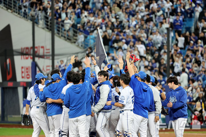 [대구=뉴시스] 이무열 기자 = 14일 대구 수성구 삼성라이온즈파크에서 열린 2025 신한 SOL 뱅크 KBO 포스트시즌 준플레이오프 4차전 SSG 랜더스와 삼성 라이온즈의 경기, 2-5로 승리한 삼성 라이온즈 선수들이 자축하고 있다. 202510.14. lmy@newsis.com