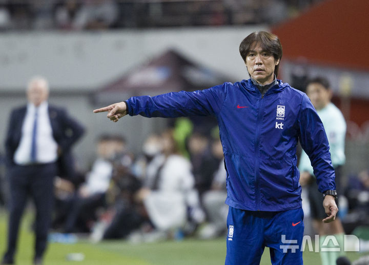 [서울=뉴시스] 김근수 기자 = 홍명보 대한민국 축구대표팀 감독이 지난 14일 오후 서울 마포구 서울월드컵경기장에서 열린 하나은행 초청 축구국가대표팀 친선경기 대한민국과 파라과이의 경기 후반 선수들에게 전술 지시를 하고 있다. 2025.10.14. ks@newsis.com