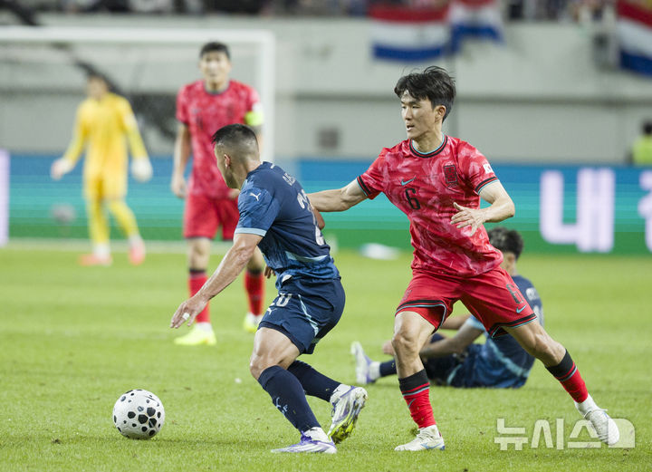 [서울=뉴시스] 김근수 기자 = 지난달 14일 오후 서울 마포구 서울월드컵경기장에서 열린 하나은행 초청 축구국가대표팀 친선경기 대한민국과 파라과이의 경기 후반 황인범이 돌파를 하고 있다. 2025.10.14. ks@newsis.com