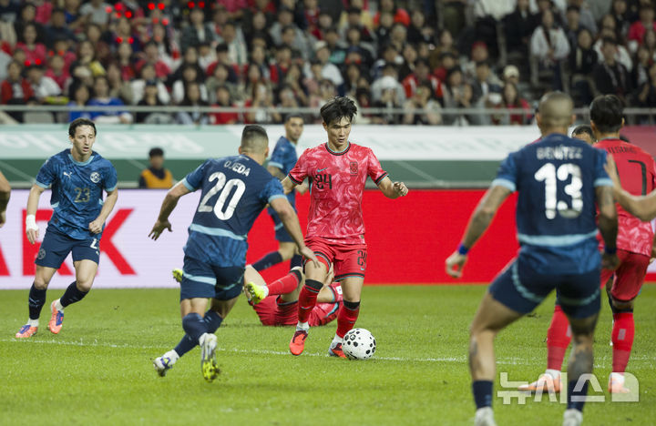 [서울=뉴시스] 김근수 기자 = 14일 오후 서울 마포구 서울월드컵경기장에서 열린 하나은행 초청 축구국가대표팀 친선경기 대한민국과 파라과이의 경기 후반 대한민국 김진규가 돌파를 시도하고 있다. 2025.10.14. ks@newsis.com