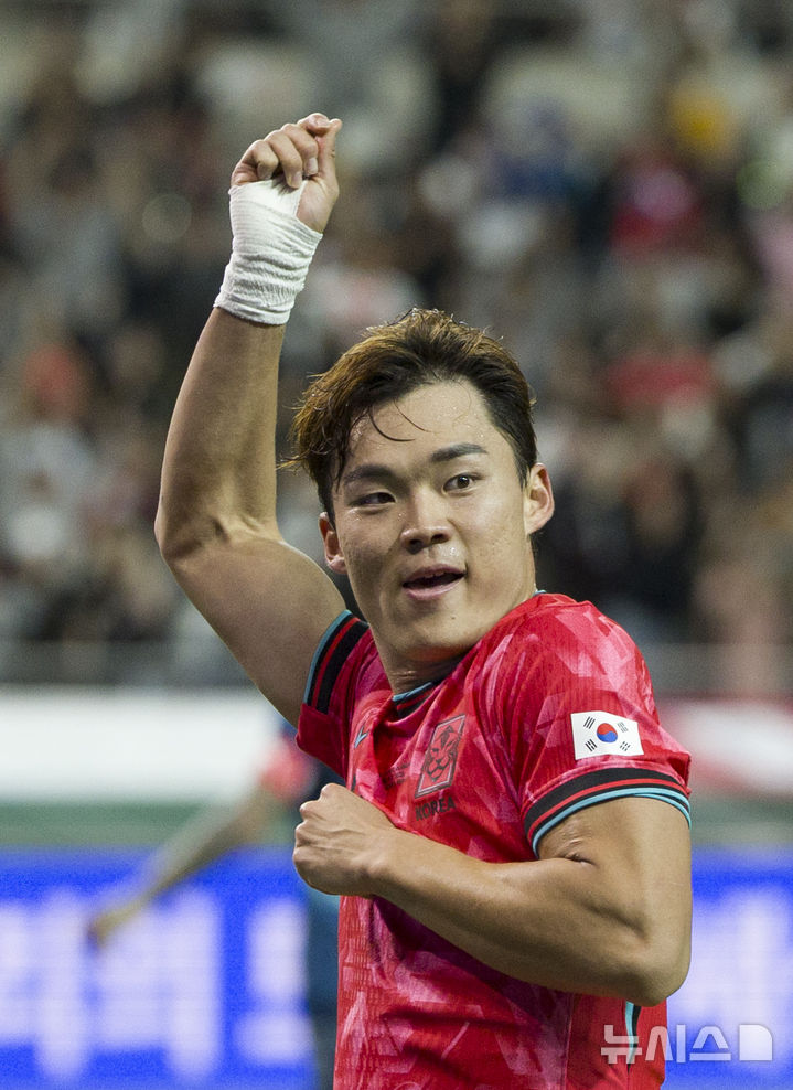 [서울=뉴시스] 김근수 기자 = 14일 오후 서울 마포구 서울월드컵경기장에서 열린 하나은행 초청 축구국가대표팀 친선경기 대한민국과 파라과이의 경기 후반 대한민국 오현규가 추가골을 넣고 세리머니를 하고 있다. 2025.10.14. ks@newsis.com