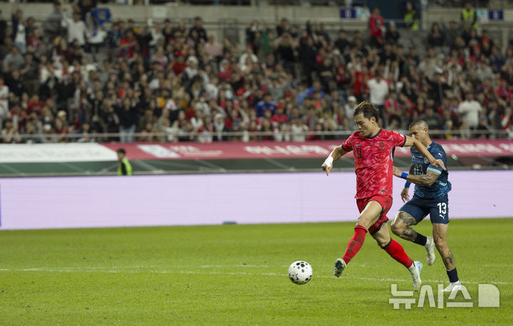 [서울=뉴시스] 김근수 기자 = 14일 오후 서울 마포구 서울월드컵경기장에서 열린 하나은행 초청 축구국가대표팀 친선경기 대한민국과 파라과이의 경기 후반 대한민국 오현규가 추가골을 넣고 있다. 2025.10.14. ks@newsis.com