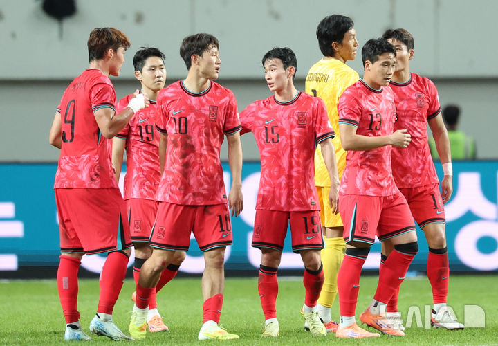 [서울=뉴시스] 이영환 기자 = 14일 오후 서울 마포구 서울월드컵경기장에서 열린 하나은행 초청 축구국가대표팀 친선경기 대한민국과 파라과이의 경기, 2-0으로 승리한 대한민국 선수들이 기뻐하고 있다. 2025.10.14. 20hwan@newsis.com