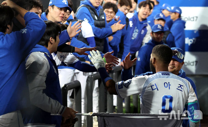 [대구=뉴시스] 이무열 기자 = 14일 대구 수성구 삼성라이온즈파크에서 열린 2025 신한 SOL 뱅크 KBO 포스트시즌 준플레이오프 4차전 SSG 랜더스와 삼성 라이온즈의 경기, 8회말 2사 주자 1루 상황에서 삼성 디아즈가 역전 투런 홈런을 친 뒤 더그아웃에 들어서면 동료들과 기뻐하고 있다. 2025.10.14. lmy@newsis.com