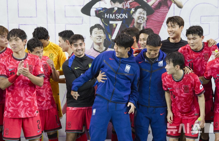 [서울=뉴시스] 김근수 기자 = 14일 오후 서울 마포구 서울월드컵경기장에서 열린 하나은행 초청 축구국가대표팀 친선경기 대한민국과 파라과이의 경기에서 대한민국이 파라과이를 2-0으로 승리를 거뒀다. 대한민국 선수들이 팬들과 기념촬영을 하고있다. 2025.10.14. ks@newsis.com