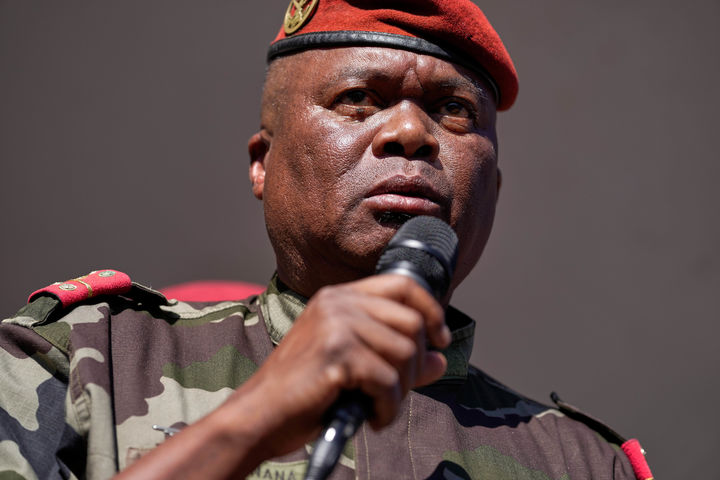 [안타나나리보=AP/뉴시스] 14일(현지 시간) 마다가스카르 수도 안타나나리보에서 정예부대 '캡사트'(CAPSAT)의 한 군인이 반정부 시위대에게 군부의 정권 장악을 발표하고 있다. 쿠데타로 정권을 잡은 마다가스카르의 마이클 란드리아니리나 대령이 17요일 마다가스카르의 새 대통령으로 취임했다. 2025.10.17.