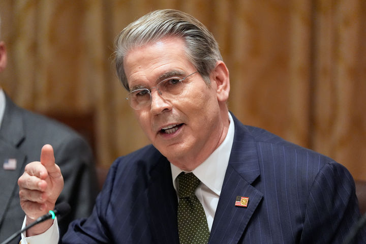 [워싱턴=AP/뉴시스] ﻿﻿스콧 베선트 미국 재무장관은 미국과 중국이 희토류 공급을 포함한 광물 협정을 추수감사절 이전 타결할 가능성이 있다고 밝혔다. 사진은 베선트 장관이 백악관에서 발언하는 모습. 25.11.17