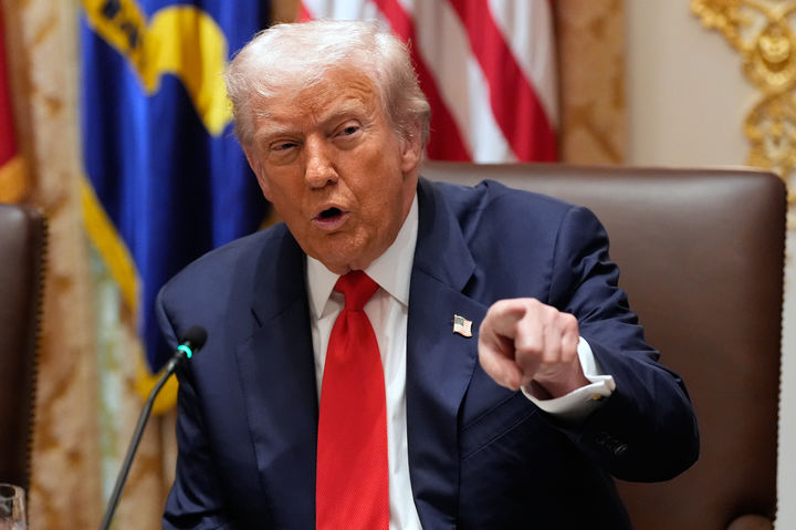 [워싱턴=AP/뉴시스] 미국 정부가 마약 단속을 강화하고 있는 가운데 멕시코 정치인 최소 50명의 비자를 취소했다고 폭스뉴스, 더힐 등이 14일(현지 시간) 보도했다. 사진은 도널드 트럼프 미국 대통령이 14일 하비에르 밀레이 아르헨티나 대통령과 회담하며 발언하는 모습. 2025.10.15.