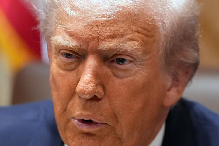 [워싱턴=AP/뉴시스]도널드 트럼프 미국 대통령이 14일(현지 시간) 하비에르 밀레이 아르헨티나 대통령과 회담하며 발언하고 있다. 2025.10.15.