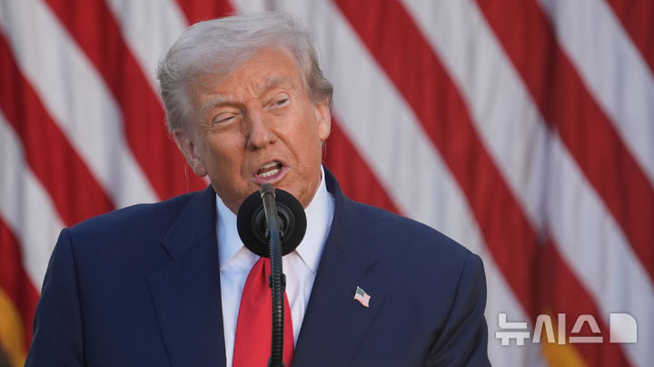 [워싱턴=AP/뉴시스] 도널드 트럼프 미국 대통령이 14일(현지 시간) 미 워싱턴 백악관 로즈가든에서 열린 찰리 커크 대통령 자유의 메달 수여식에 참석해 발언하고 있다. 2025.10.15.