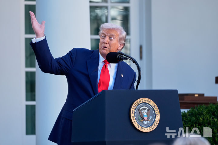 [워싱턴=AP/뉴시스] 도널드 트럼프 미국 대통령이 14일(현지 시간) 미 워싱턴 백악관 로즈가든에서 열린 찰리 커크 대통령 자유의 메달 수여식에 참석해 발언하고 있다. 2025.10.15.