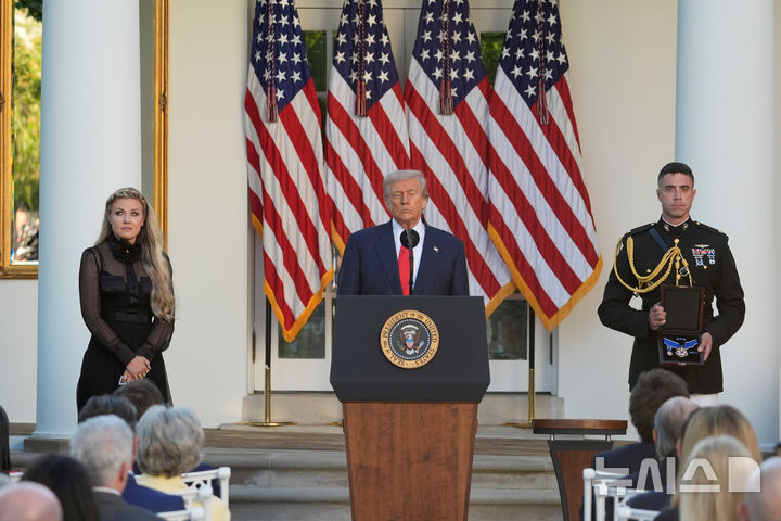 [워싱턴=AP/뉴시스] 도널드 트럼프 미국 대통령이 14일(현지 시간) 미 워싱턴 백악관 로즈가든에서 열린 찰리 커크 대통령 자유의 메달 수여식에 참석해 발언하고 있다. 2025.10.15.