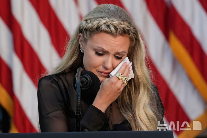 [워싱턴=AP/뉴시스] 14일(현지 시간) 미 워싱턴 백악관 로즈가든에서 열린 찰리 커크 대통령 자유의 메달 수여식에 참석한 부인 에리카 커크가 눈물을 닦고 있다. 2025.10.15.