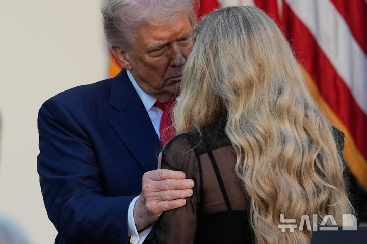 [워싱턴=AP/뉴시스] 도널드 트럼프 미국 대통령이 14일(현지 시간) 미 워싱턴 백악관 로즈가든에서 열린 찰리 커크 대통령 자유의 메달 수여식에서 커크의 부인 에리카 커크를 위로하고 있다. 2025.10.15.