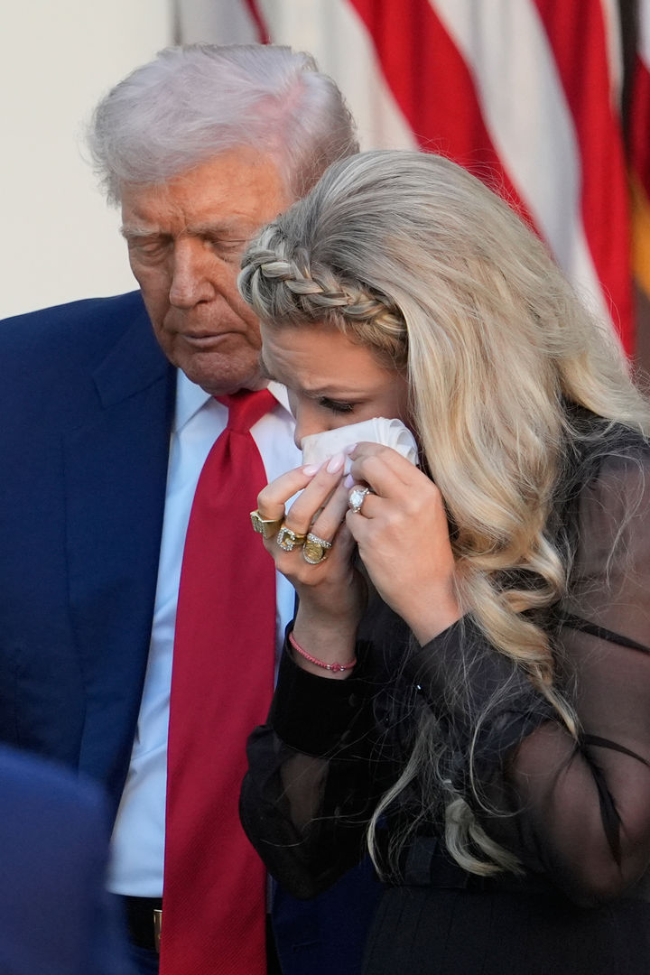 [워싱턴=AP/뉴시스] 도널드 트럼프 미국 대통령이 14일(현지 시간) 미 워싱턴 백악관 로즈가든에서 열린 찰리 커크 대통령 자유의 메달 수여식에서 커크의 부인 에리카 커크를 위로하고 있다. 2025.10.15.
