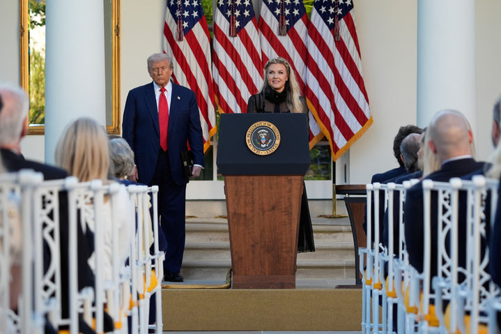 [워싱턴=AP/뉴시스] 14일(현지 시간) 미 워싱턴 백악관 로즈가든에서 열린 찰리 커크 대통령 자유의 메달 수여식에 참석한 부인 에리카 커크가 발언하고 있다. 2025.10.15.