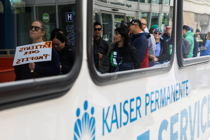 [오클랜드( 미 캘리포니아주)= AP/뉴시스] 미국 캘리포니아주 오클랜드 교외에서 카이저 의료체인의 노동자들이 14일 (현지시간) 파업을 시작해 통근버스를 타고 시위를 하고 있다. 2025.10.15. 